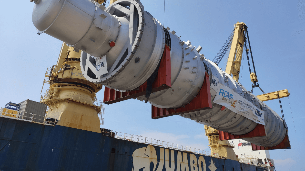 The 950-tonnes oil distilling component, which was transported from Malaysia to Indonesia.